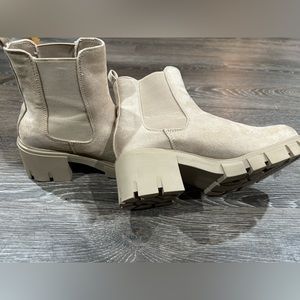 Size 6M: Madden Girl- Chelsea Boots